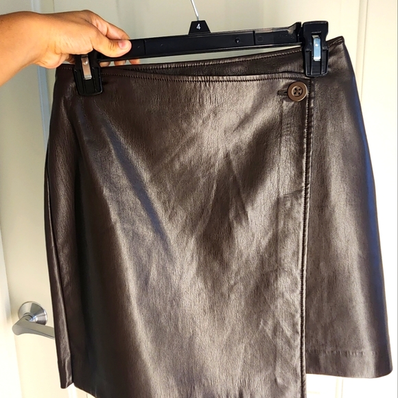 Aritzia (Babaton) Vicinity Skirt (Faux Leather) - Picture 4 of 5